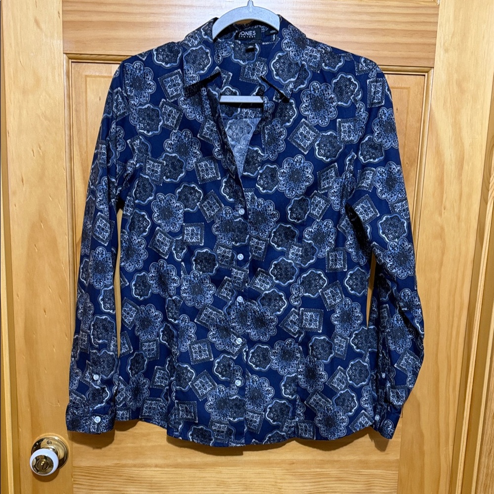 Jones New York Navy Geometric Print Button Front Shirt, No-Iron Shirt. Size Med